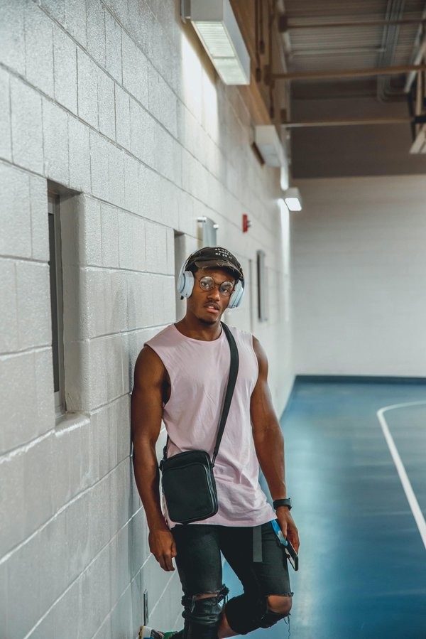 Mini sacoche bandoulière homme : style et praticité au quotidien